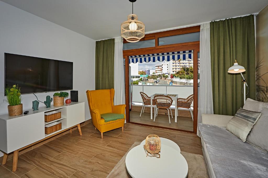 TV a/nebo společenská místnost v ubytování Cactus Sombrerudo- bright apartment next to Yumbo