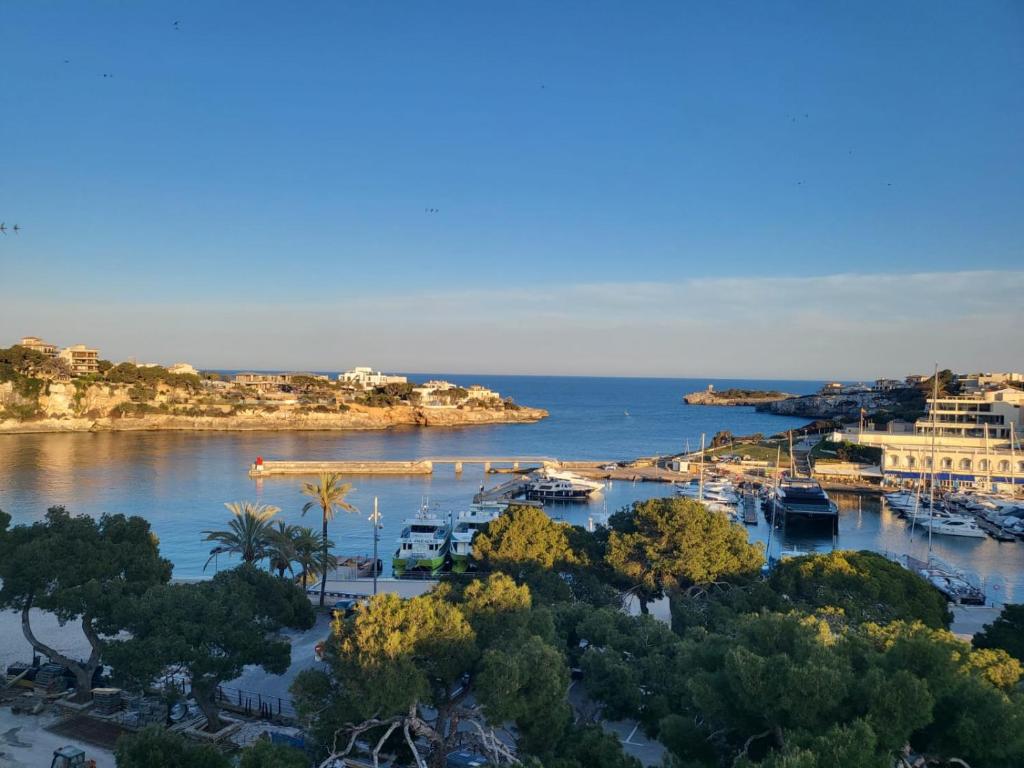 een uitzicht op een haven met boten in het water bij Dimi Holidays Porto Cristo SLU Meerblick 4 Apartment 4 - 120 m zum Strand in Porto Cristo