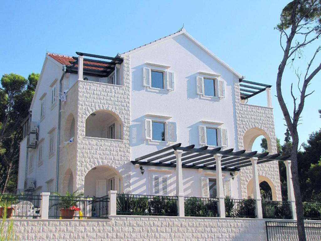 Gallery image of Apartments Villa La Riva - Seafront accommodation in Sutivan
