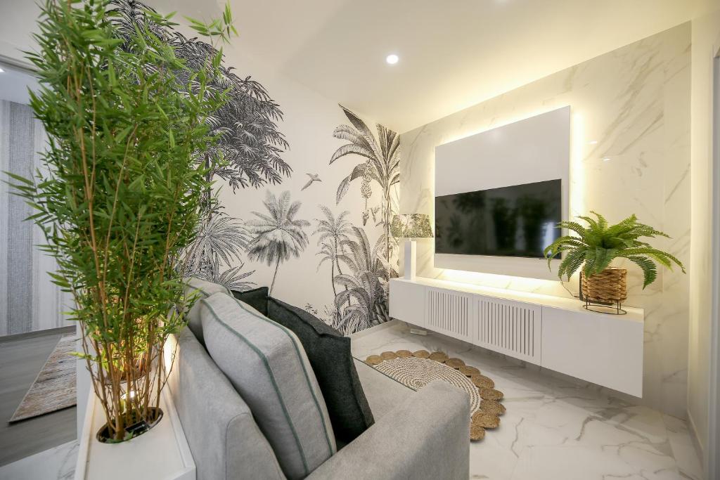 uma sala de estar com duas cadeiras e vasos de plantas em Dina Beach House Avó Mariana na Nazaré