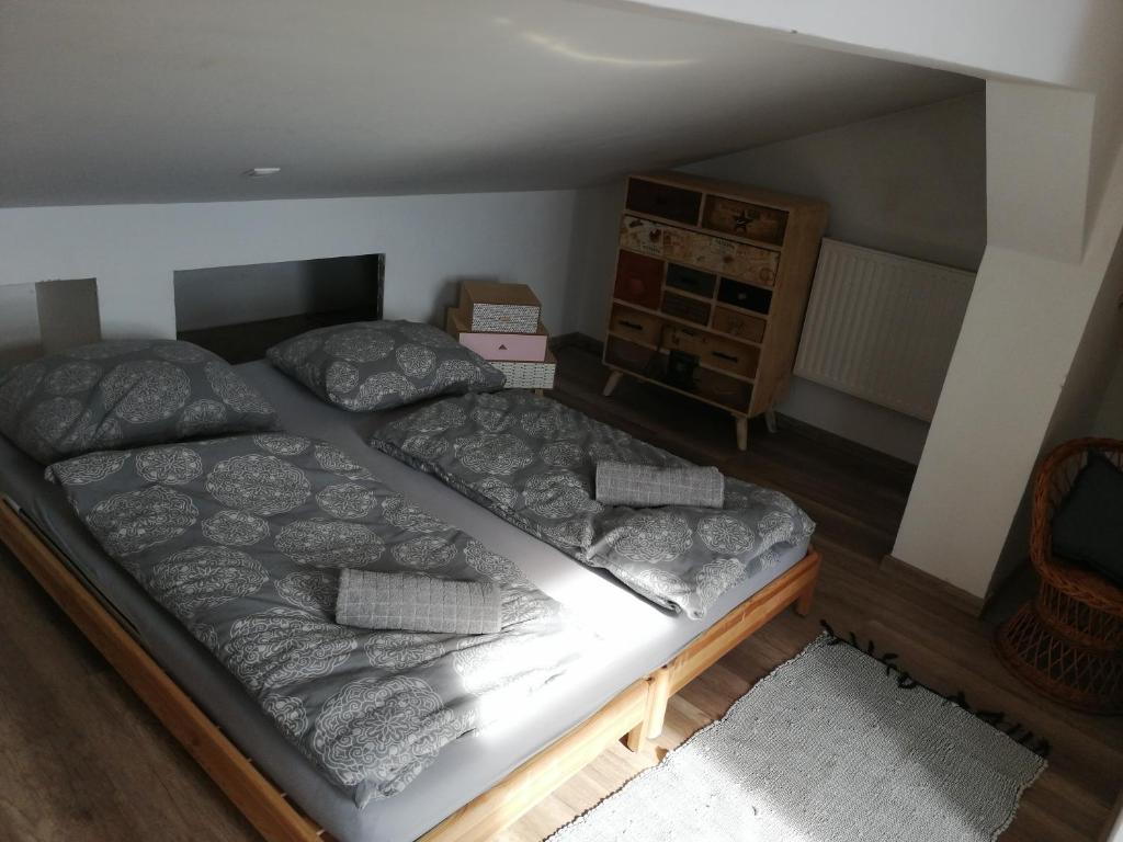 Łóżko lub łóżka w pokoju w obiekcie Újkapu Sunshine Apartments