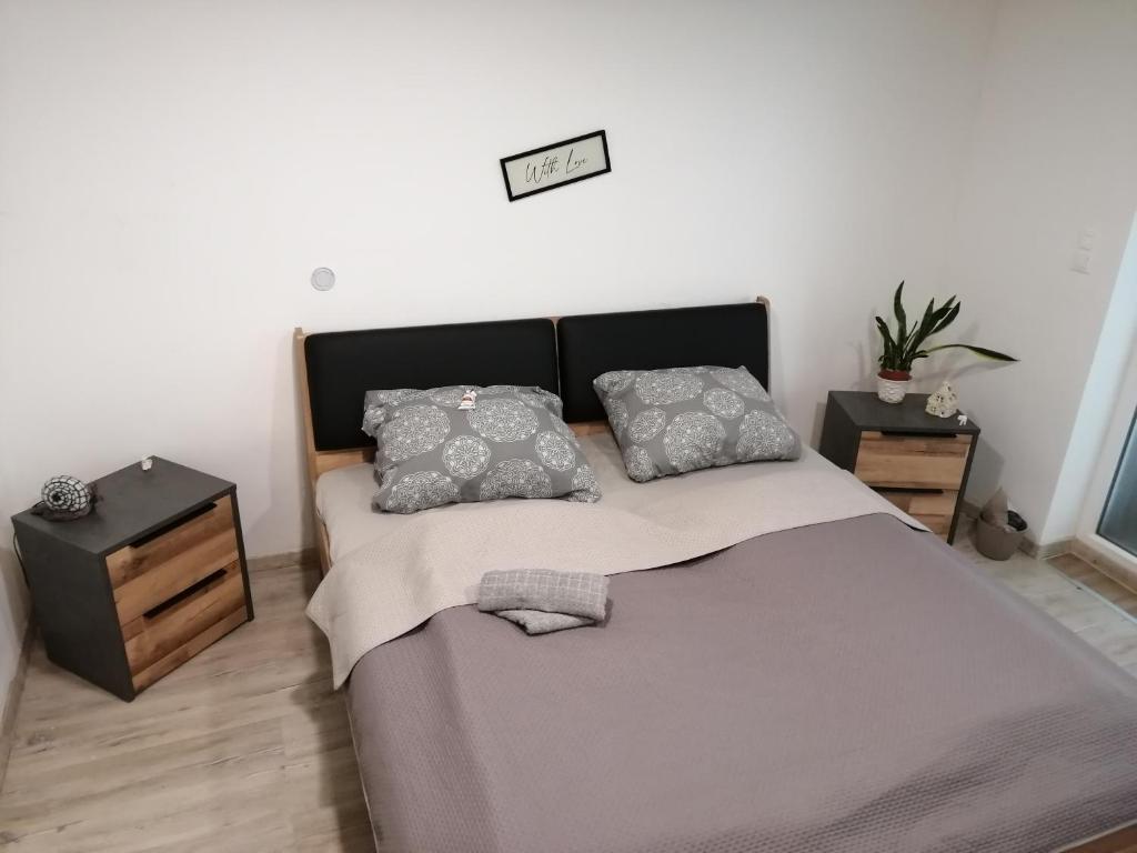 Postel nebo postele na pokoji v ubytování Újkapu Sunshine Apartments