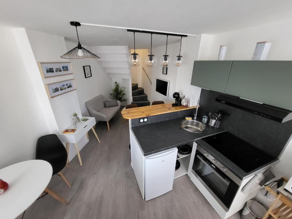 a small kitchen and living room in a small apartment at T2 meublé La Souterraine in La Souterraine