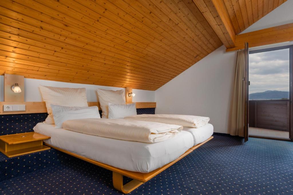 Postel nebo postele na pokoji v ubytování Landhotel Magdalenenhof GbR