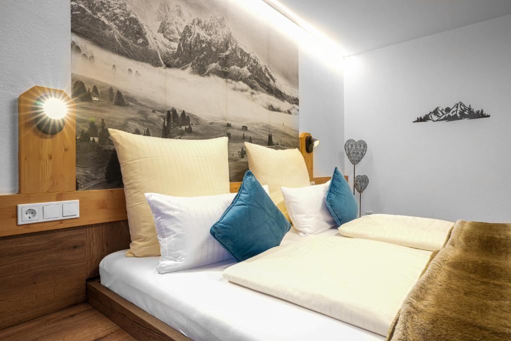 Postel nebo postele na pokoji v ubytování Landhotel Magdalenenhof GbR