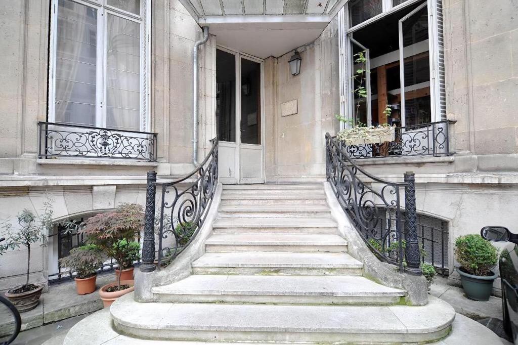 Rue du Faubourg Saint-Honore in 8th Arrondissement - Tours and