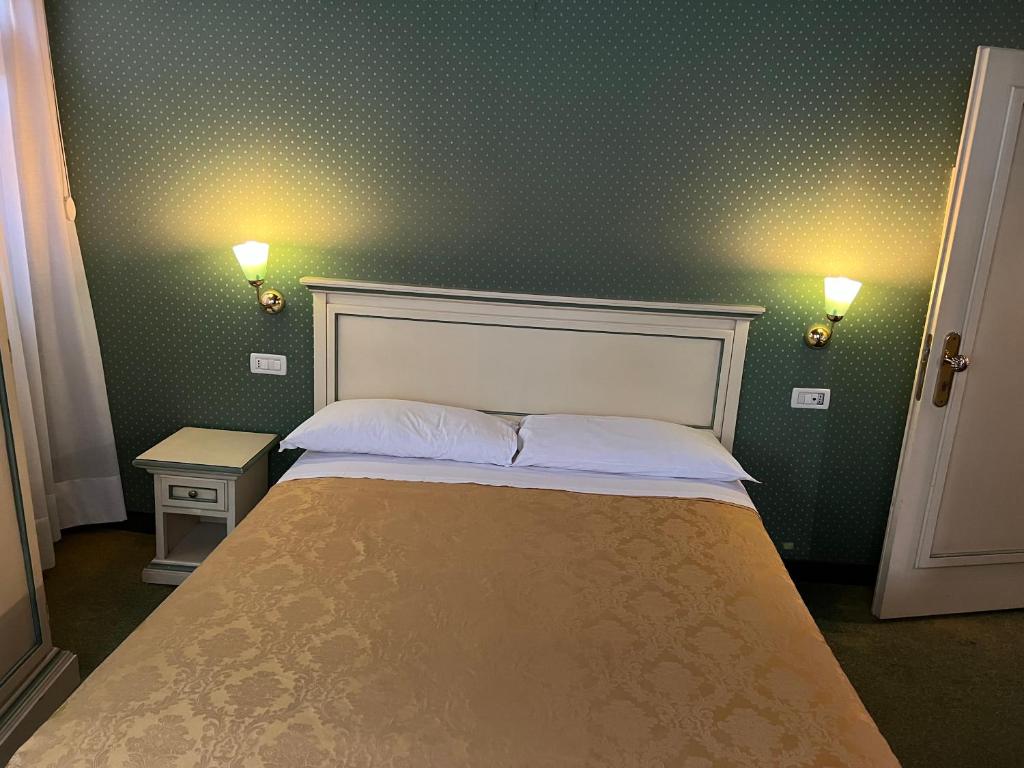 Postel nebo postele na pokoji v ubytování Locanda Ruga Rialto