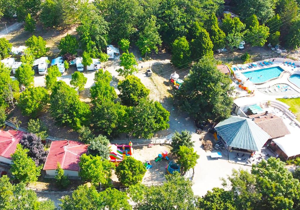 eine Aussicht über einen Vergnügungspark mit Pool in der Unterkunft Camping Village la Verna in Chiusi della Verna