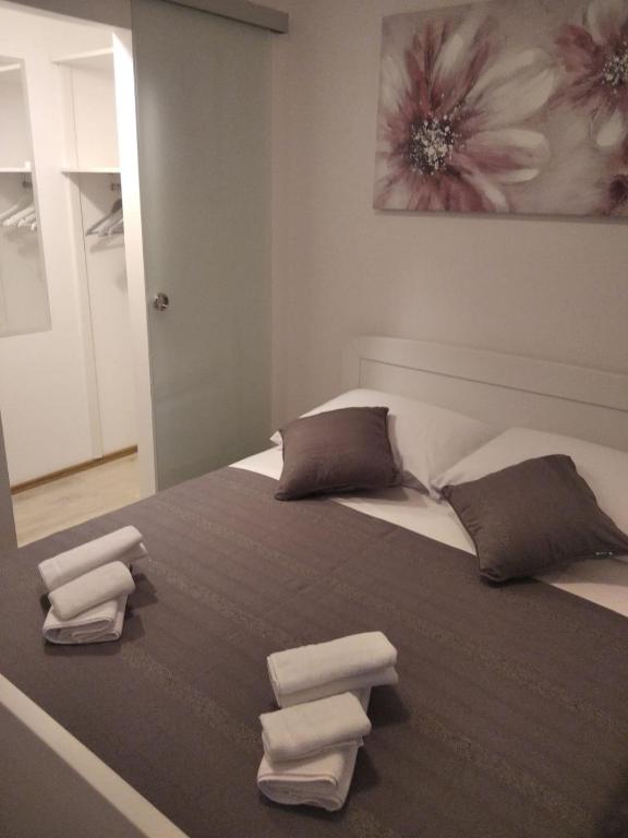 una camera da letto con un letto grande con tre cuscini sopra di Apartment Mateo a Spalato (Split)