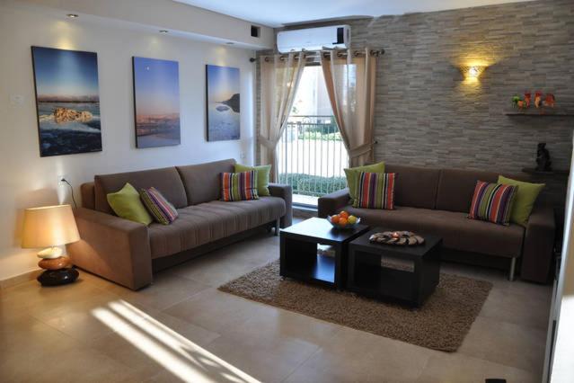 salon z kanapą i stołem w obiekcie Mory's Place - Luxurious Holiday Apartment w mieście Arad