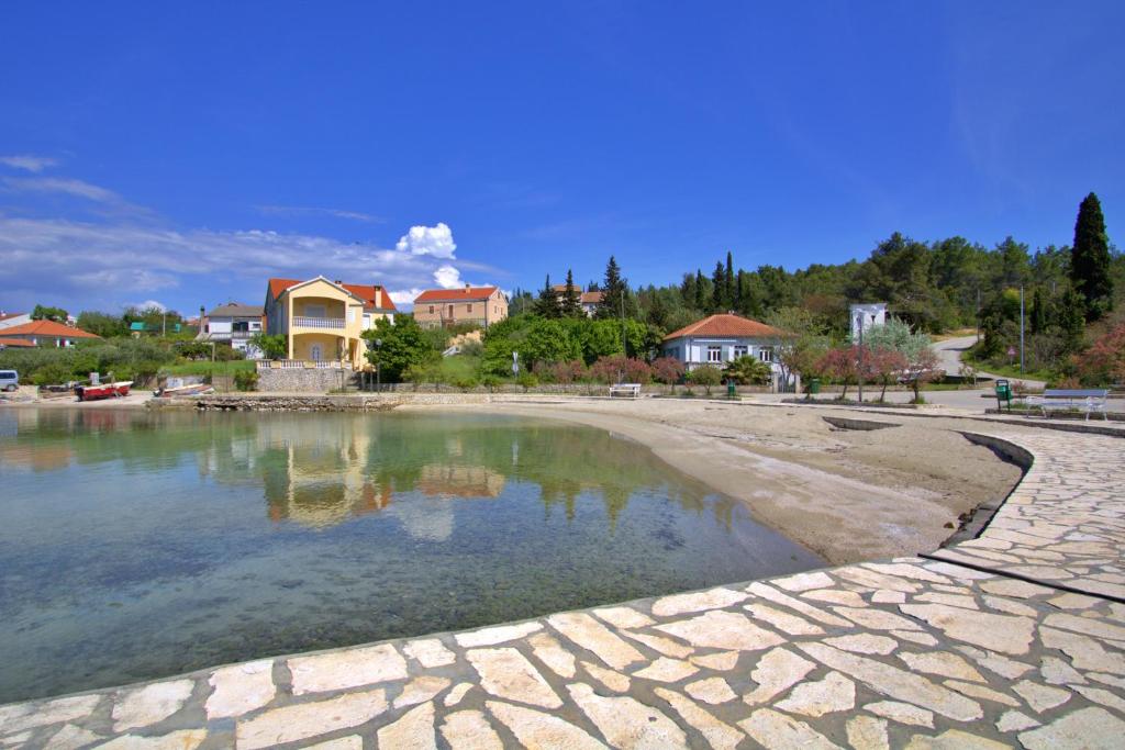 zbiornik wody z domami w tle w obiekcie Sunshine Place by the beach w mieście Lukoran