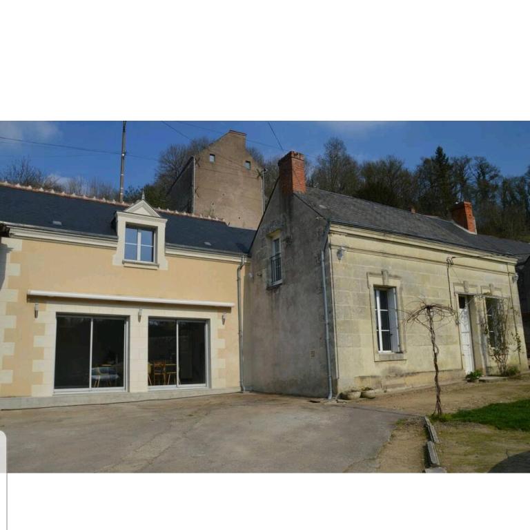 una antigua casa de piedra con un gran garaje en Agréable chambre privée avec entrée indépendante, en Langeais