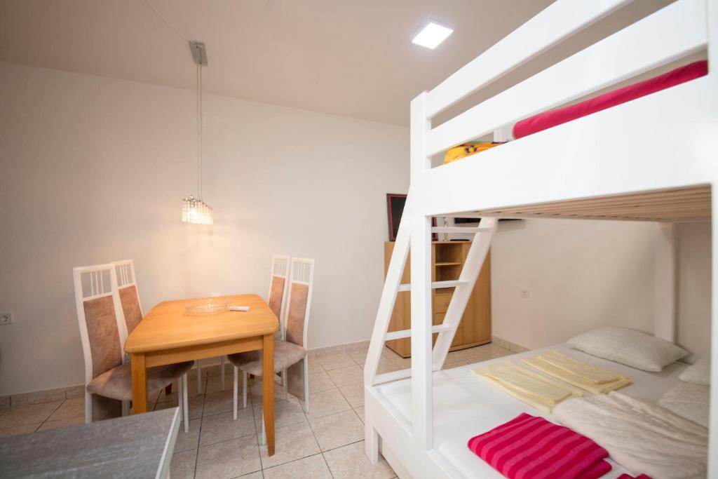 Krevet ili kreveti na sprat u jedinici u okviru objekta Luxury Seafront flat Perzagno 3