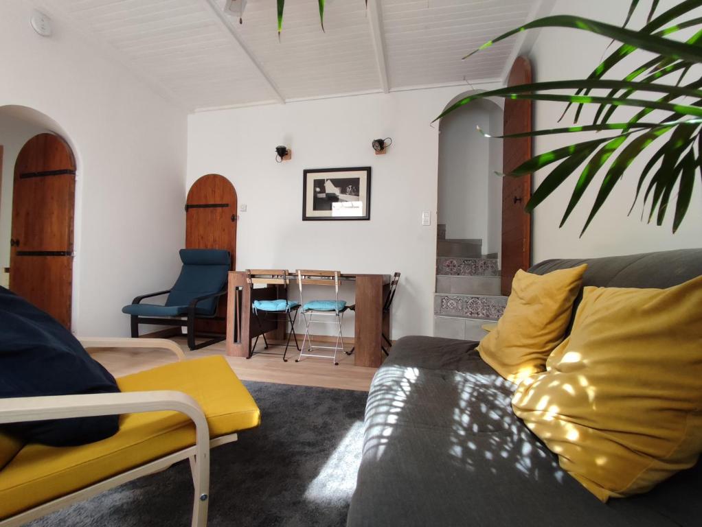 a living room with a couch and a table at Chambres tranquilles proche centre ville in Arles