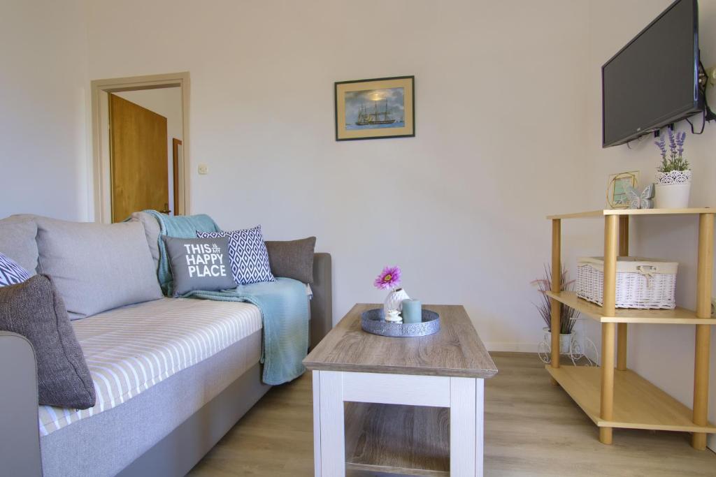 Telewizja i/lub zestaw kina domowego w obiekcie Sunshine Place by the beach