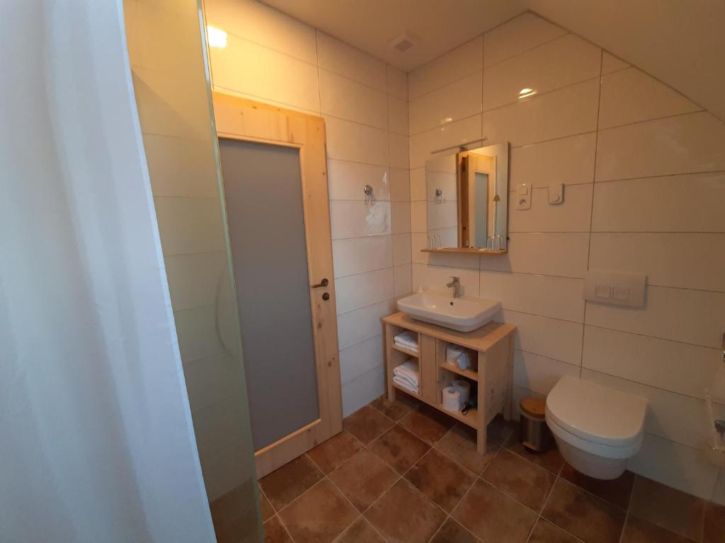 Koupelna v ubytování Rooms & Wine Lilek