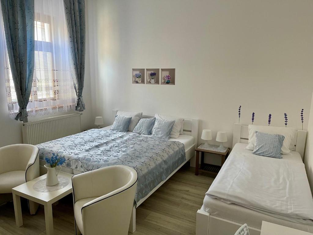 Postel nebo postele na pokoji v ubytování Penzion u Vlčků