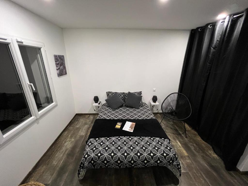 a bedroom with two beds in a room at Maison de fanny in Riscle