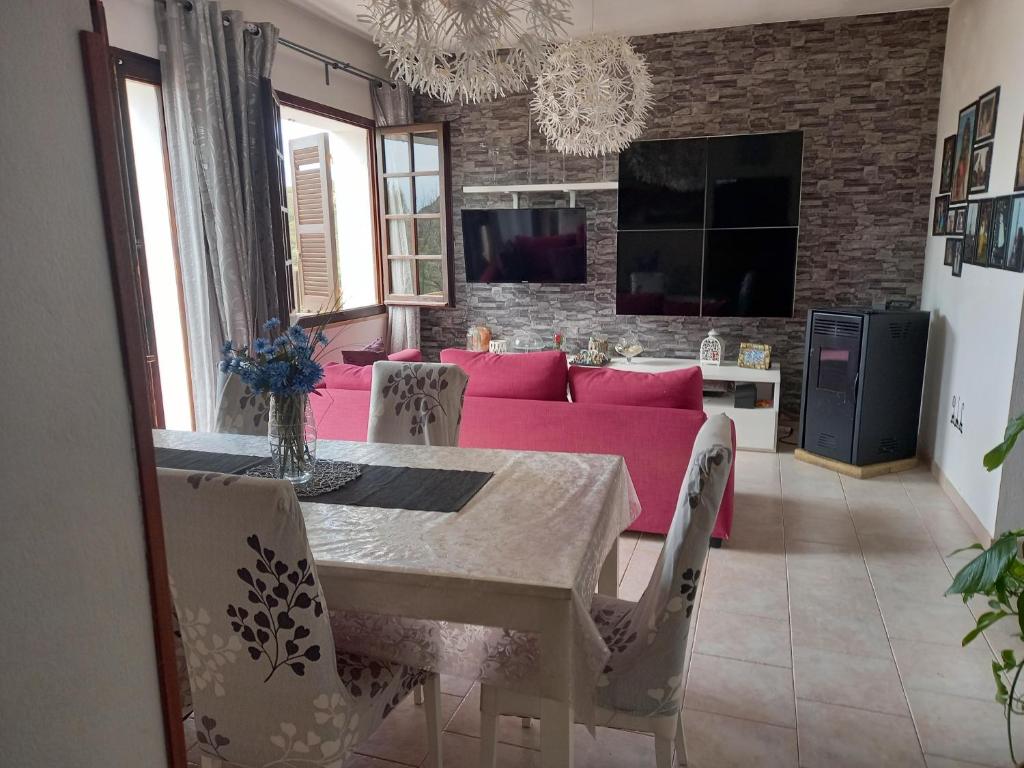 a living room with a pink couch and a table at Casa vacanza Maligio' Nebida Masua in Nebida