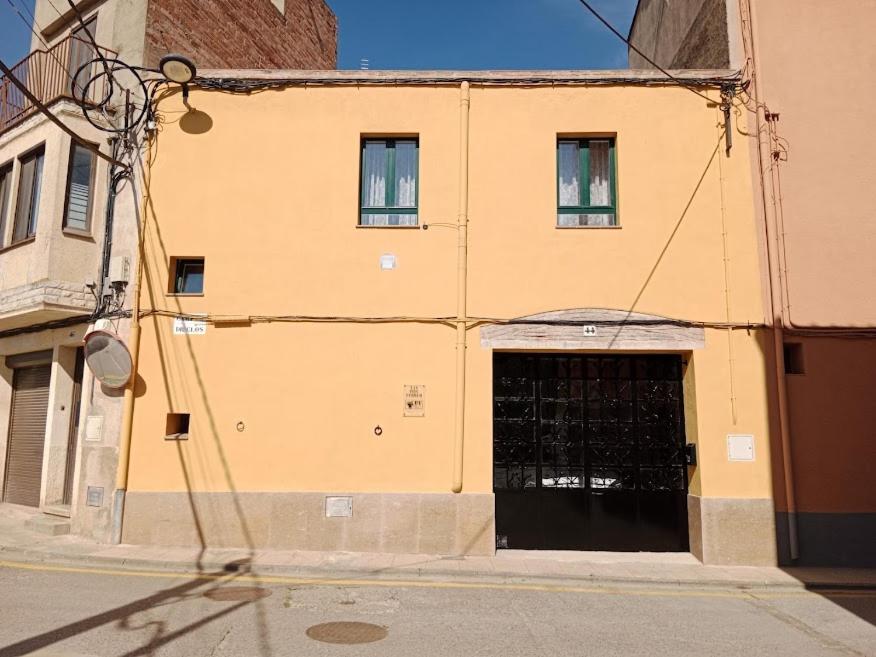 un edificio amarillo con garaje en una calle en Can Pitu Ferrer, en Peralada