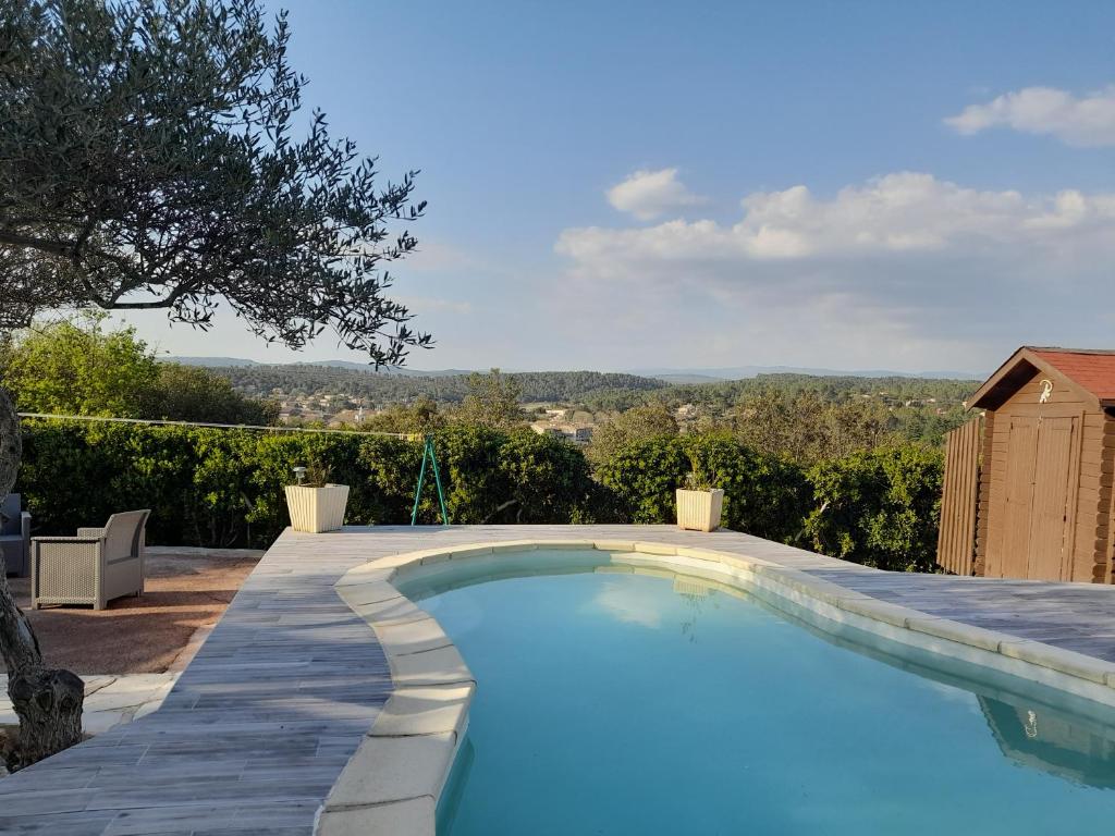 una piscina con vistas a las montañas en Le mas familial, en Carcès