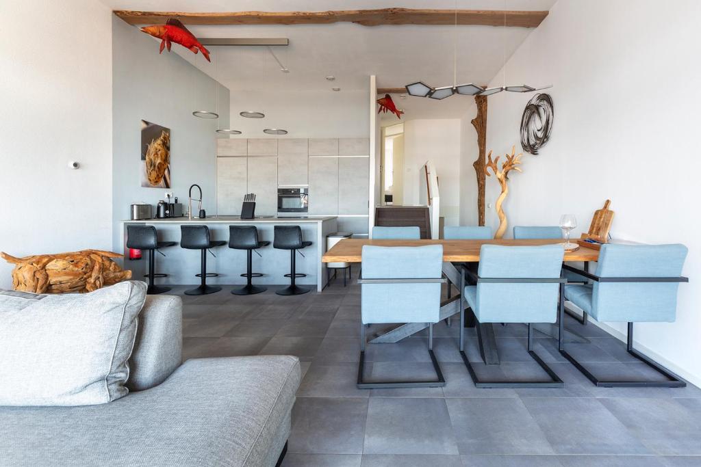 eine Küche und ein Esszimmer mit einem Tisch und Stühlen in der Unterkunft Appartement in Zeeland - Kabbelaarsbank 506 - Port Marina Zélande - Ouddorp - not for companies in Ouddorp