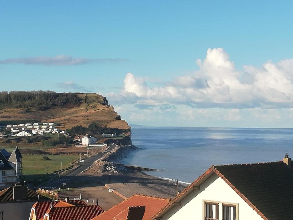 vistas al océano y a una ciudad con casas en Au Bigorneau Langoureux, en Criel-sur-Mer