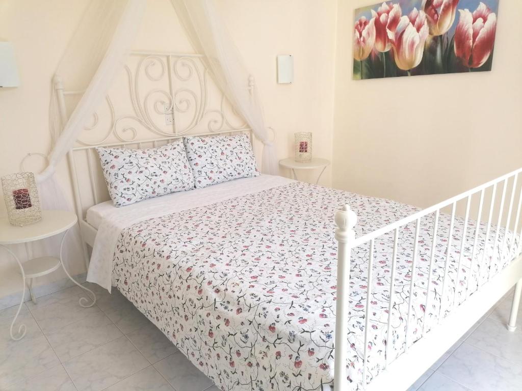 Postel nebo postele na pokoji v ubytování Akrogiali