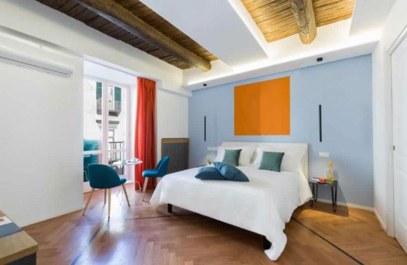 een slaapkamer met een wit bed en blauwe muren bij Euphoria al Duomo in Napels