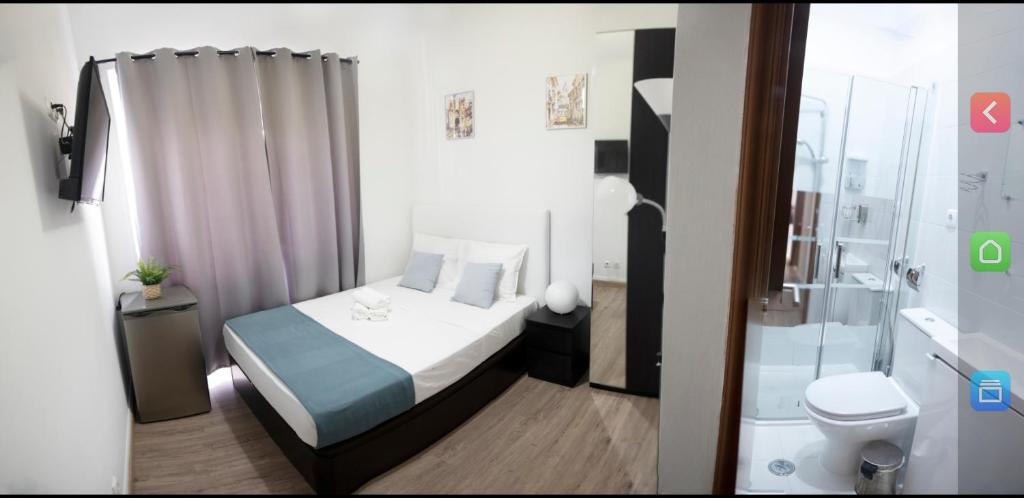 a small bedroom with a bed and a bathroom at Apartamento pensamento IV in Lisbon