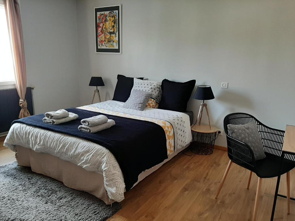 sypialnia z łóżkiem z dwoma ręcznikami w obiekcie Maison chaleureuse et familiale w Carcassonne