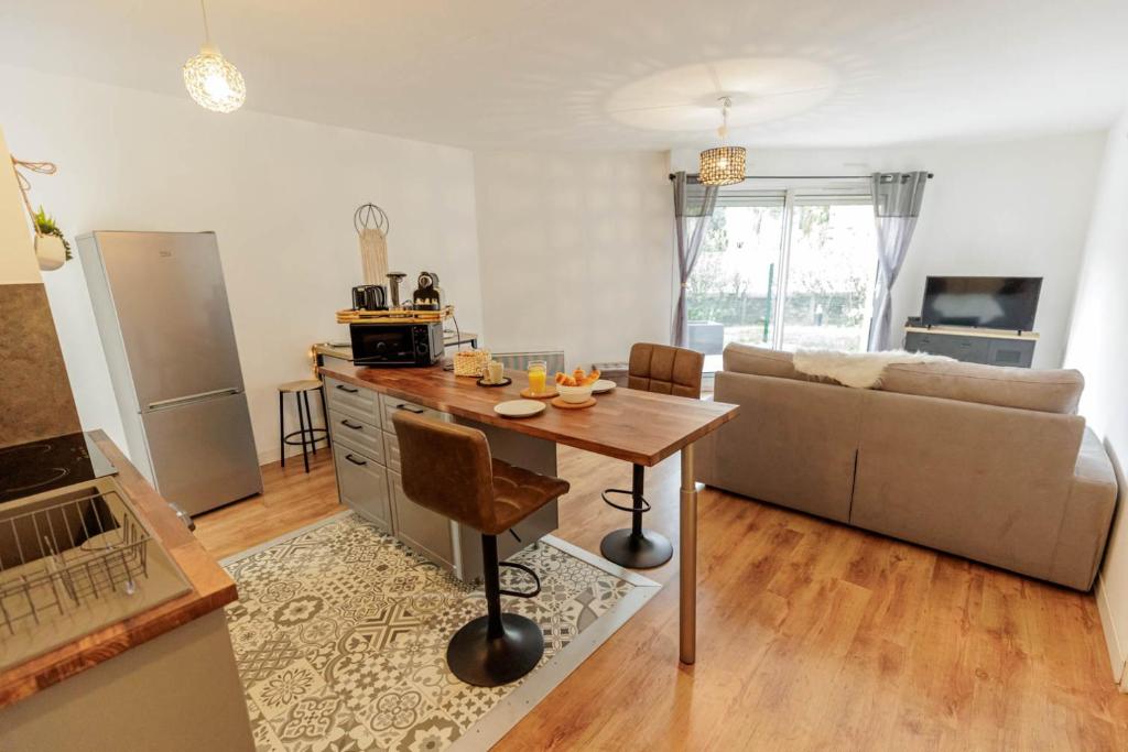 une cuisine et un salon avec une table et un canapé dans l'établissement ✼ Jardin-Parking-Proche plage et calanque, à Marseille