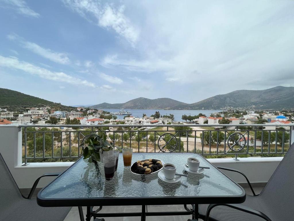einen Tisch mit einer Schüssel Essen auf dem Balkon in der Unterkunft Katelia's Apartments in Almiropótamos
