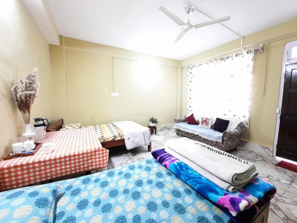 Postel nebo postele na pokoji v ubytování Kalimpong Sunrise-Inn Homestay