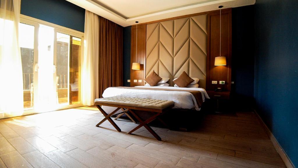 سرير أو أسرّة في غرفة في ByootBay Resort & Club