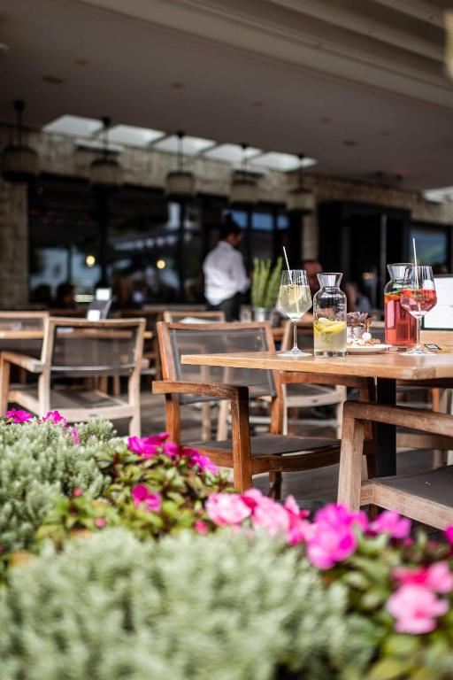 Reštaurácia alebo iné gastronomické zariadenie v ubytovaní Hotel Löwenhof