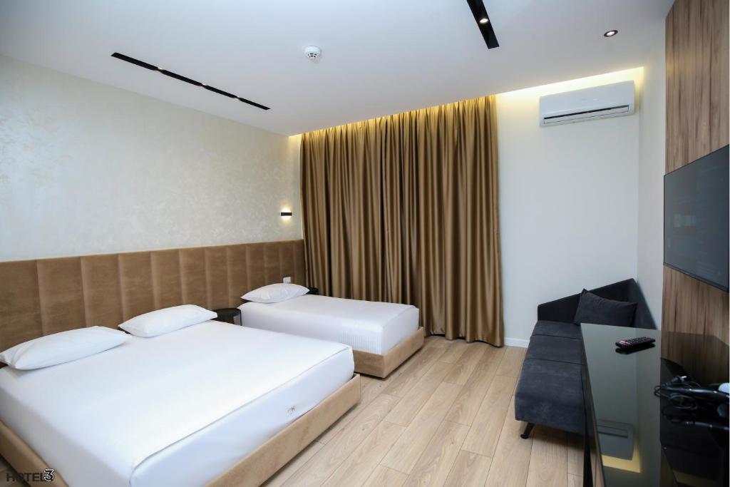 Postel nebo postele na pokoji v ubytování Hotel Three