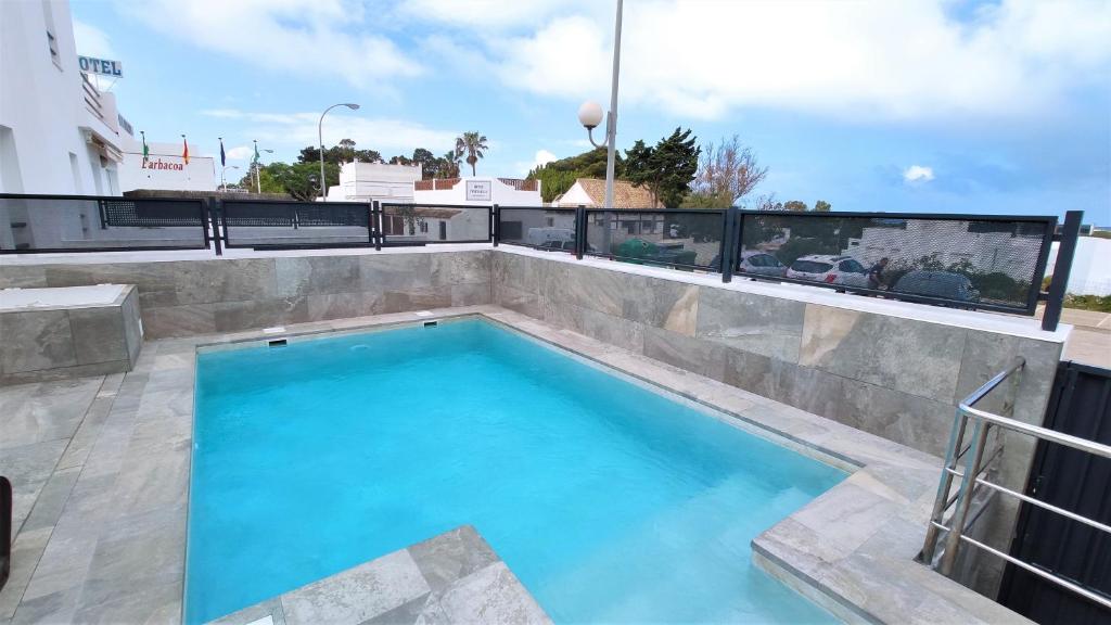una piscina en la azotea de un edificio en Villa Almadraba, en Conil de la Frontera
