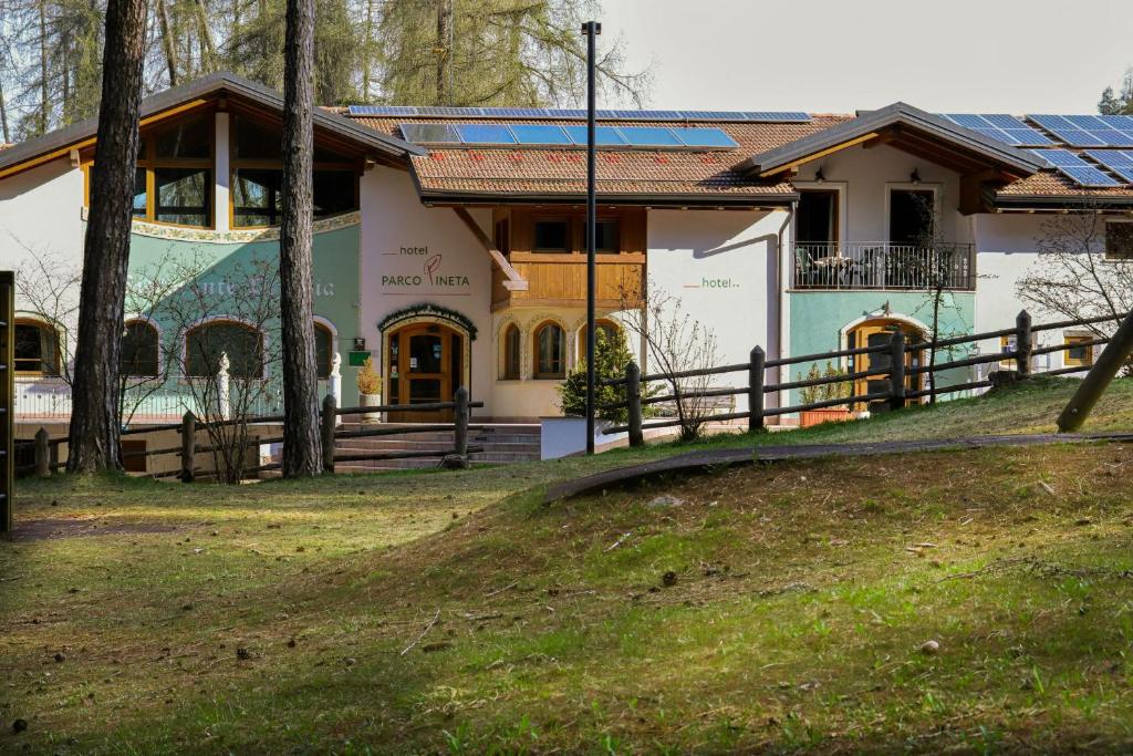 una casa con un murale sul lato di hotel Parco Pineta a Cavareno