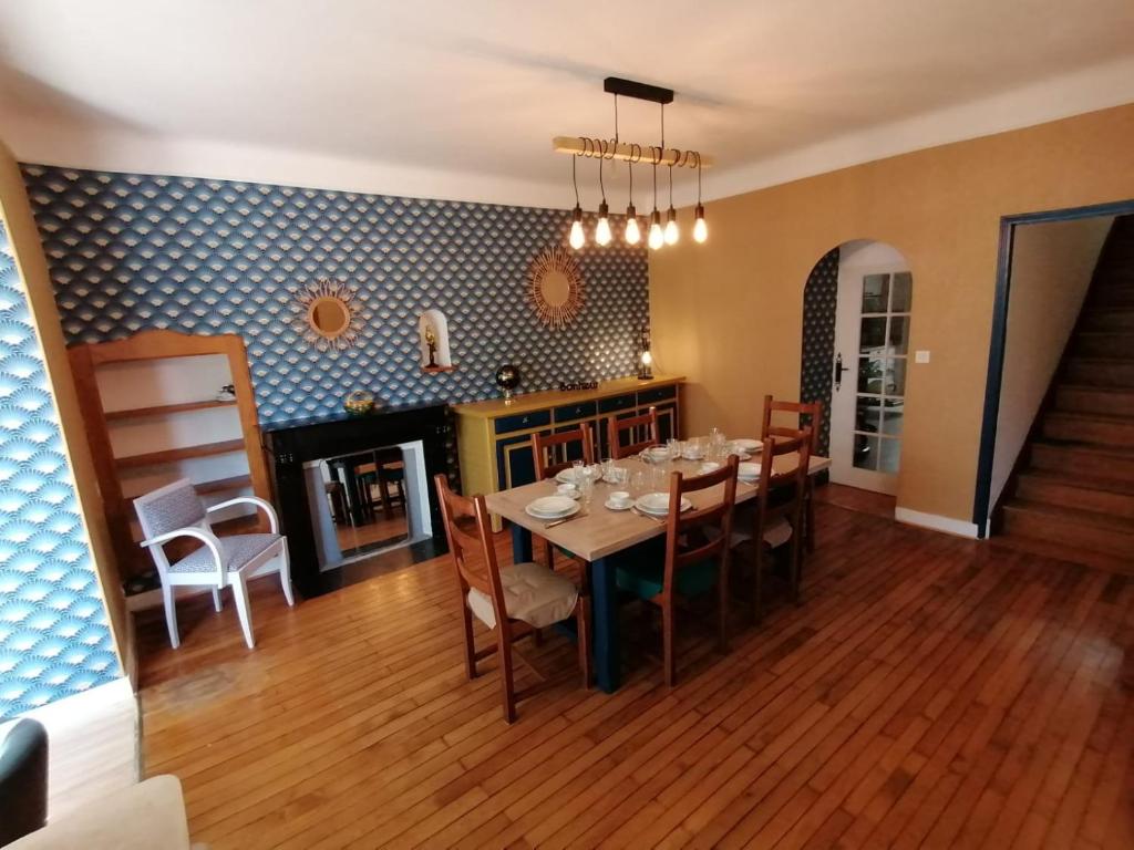 uma sala de jantar com mesa e cadeiras em Gîte du centre em Romorantin