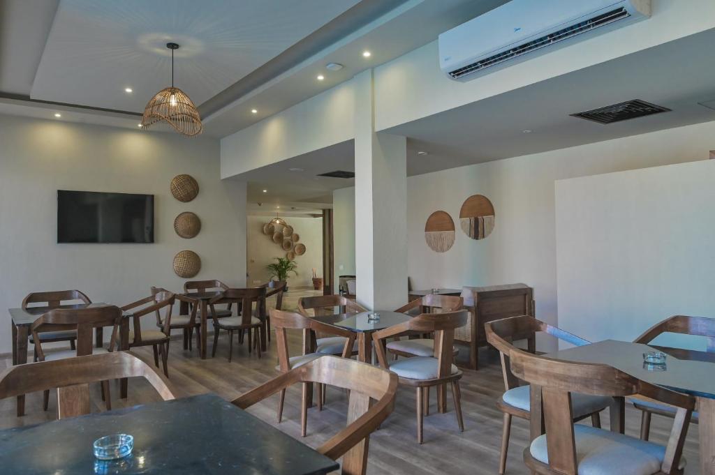 TV a/nebo společenská místnost v ubytování The Bay Hotel Hurghada Marina