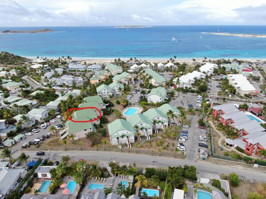 eine Luftansicht eines Resorts am Meer in der Unterkunft Maracuja 16, au centre d'Orient Bay, plage à 100m in Saint Martin