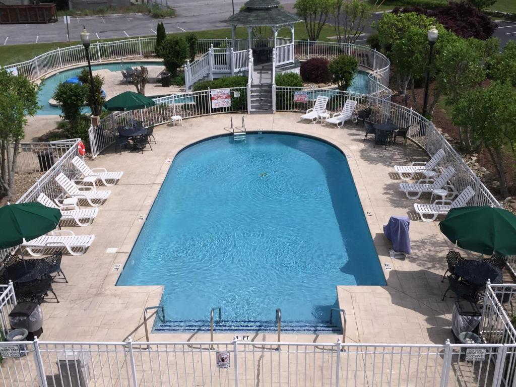 an overhead view of a swimming pool with chairs and tables at Clarion Inn Willow River in Sevierville