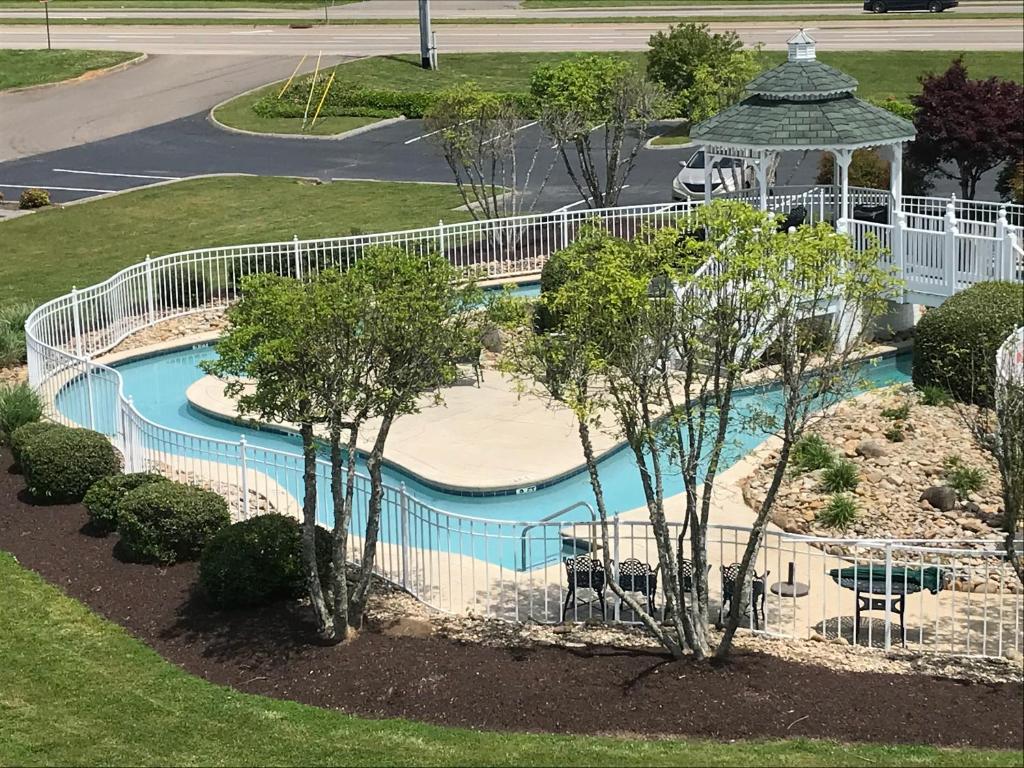 an overhead view of a swimming pool at a resort at Clarion Inn Willow River in Sevierville