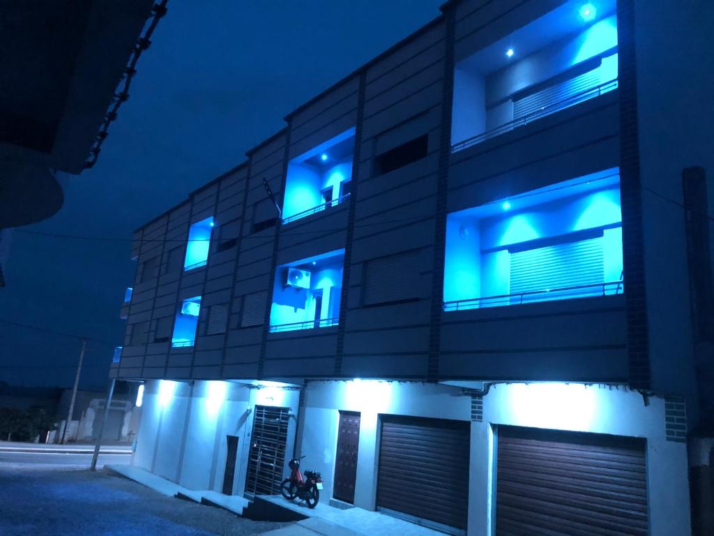 un bâtiment avec des lumières bleues allumées la nuit dans l'établissement Royal Rif Al Hoceima, à Al Hoceïma
