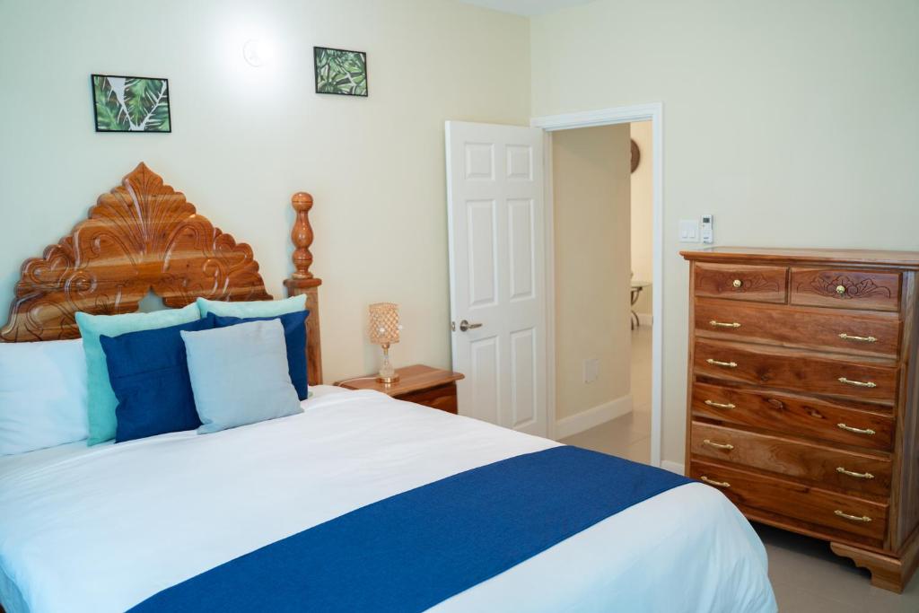Postel nebo postele na pokoji v ubytování Hamilton @ Oceanpointe a serene 2bed 2 bath Villa