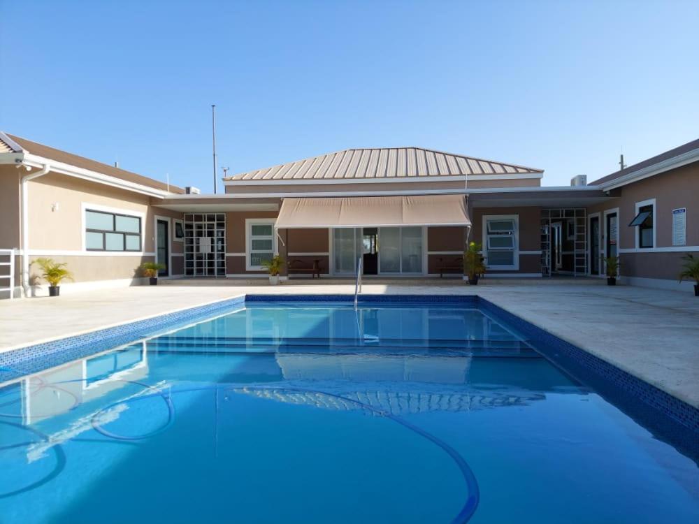 Bazén v ubytování Hamilton @ Oceanpointe a serene 2bed 2 bath Villa nebo v jeho okolí