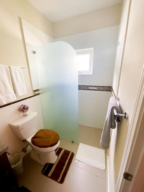 Koupelna v ubytování Hamilton @ Oceanpointe a serene 2bed 2 bath Villa