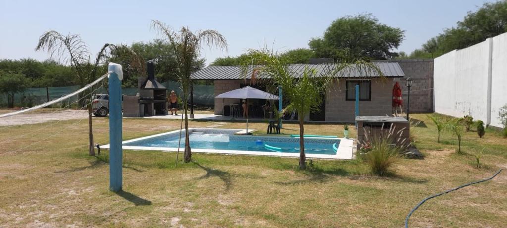 una piscina in un cortile con una casa di Finca Morita a La Banda