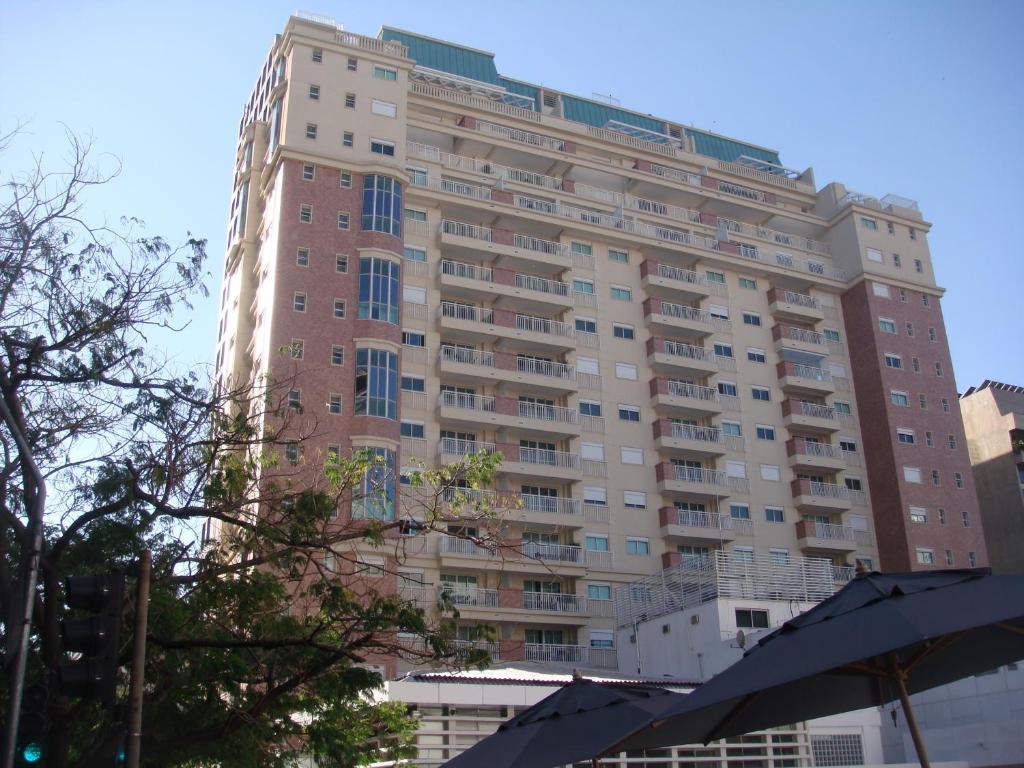 um edifício de apartamentos alto numa cidade em Cobertura Duplex Villa Paulista em São Paulo